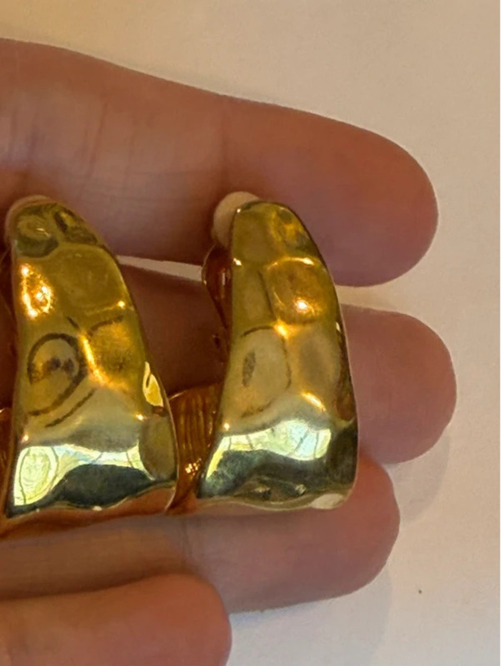Vintage hammered gold tone metal statement earrings - clip back - Picture 13 of 15